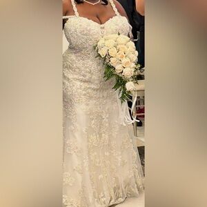 Ivory Wedding Dress Size 24 (able to be altered)